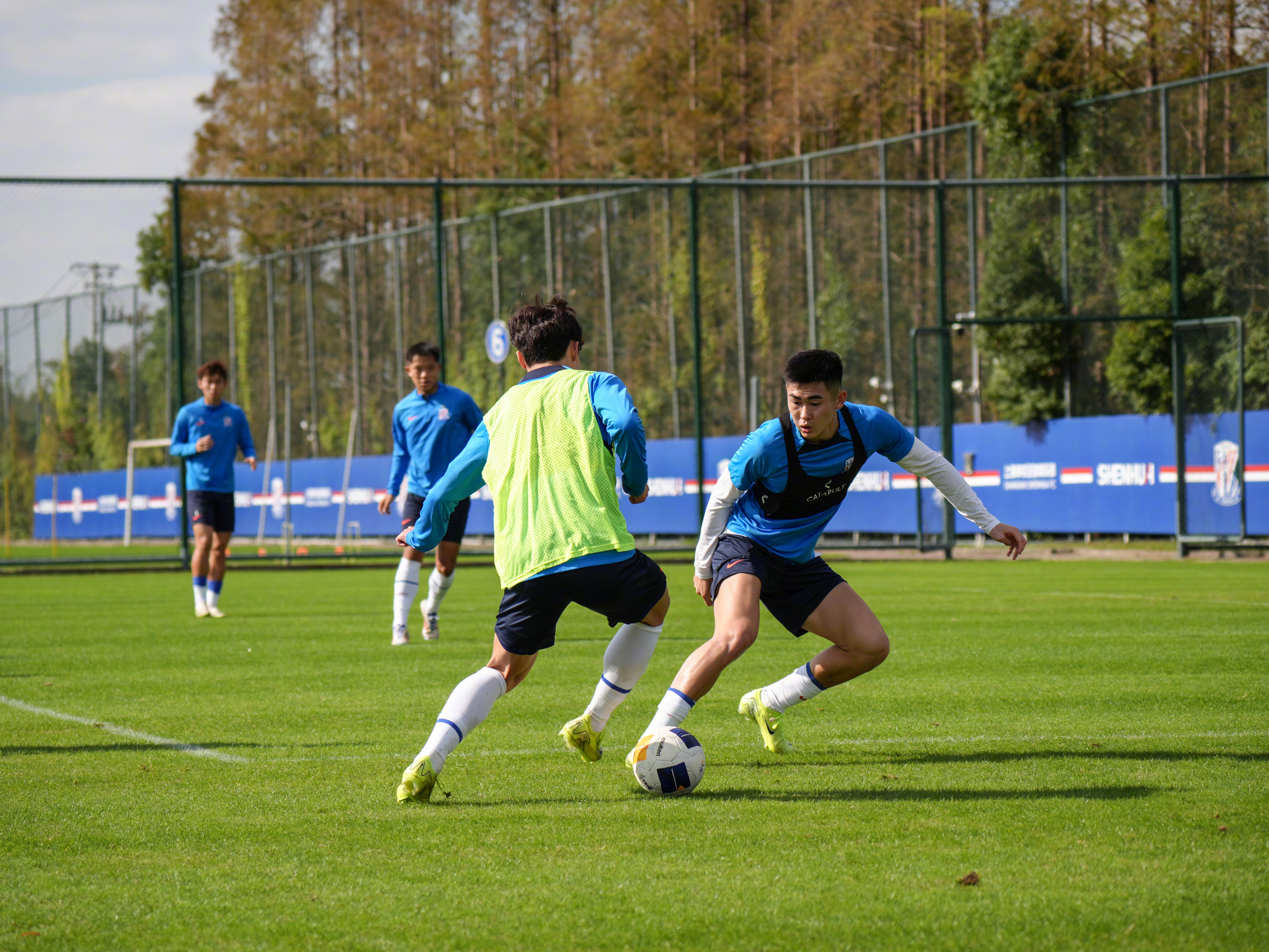 关于赛后足总杯传出新动向，费耶诺德主帅复盘，管理层表态：更衣室稳定，赛程密集仍需轮换的信息